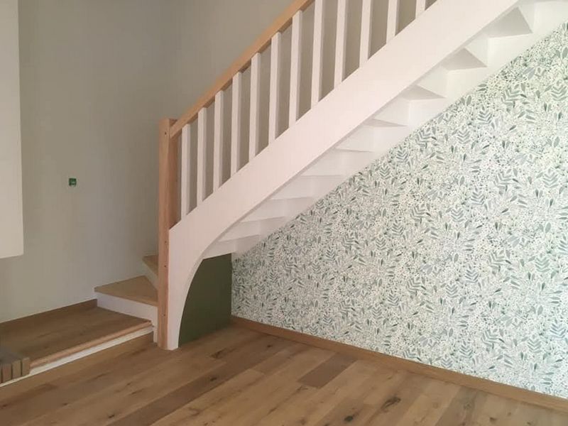 tapisserie-sous-escalier-peint-mont-de-marsan